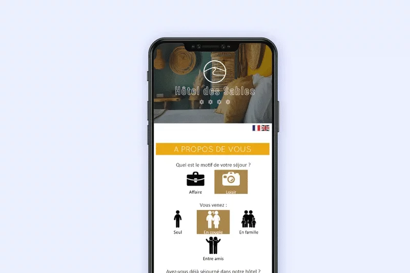 Questionnaire screen À propos de vous on a phone: purpose of the stay, business or leisure, and companions, alone, as a couple, with family or with friends, chosen by pictograms