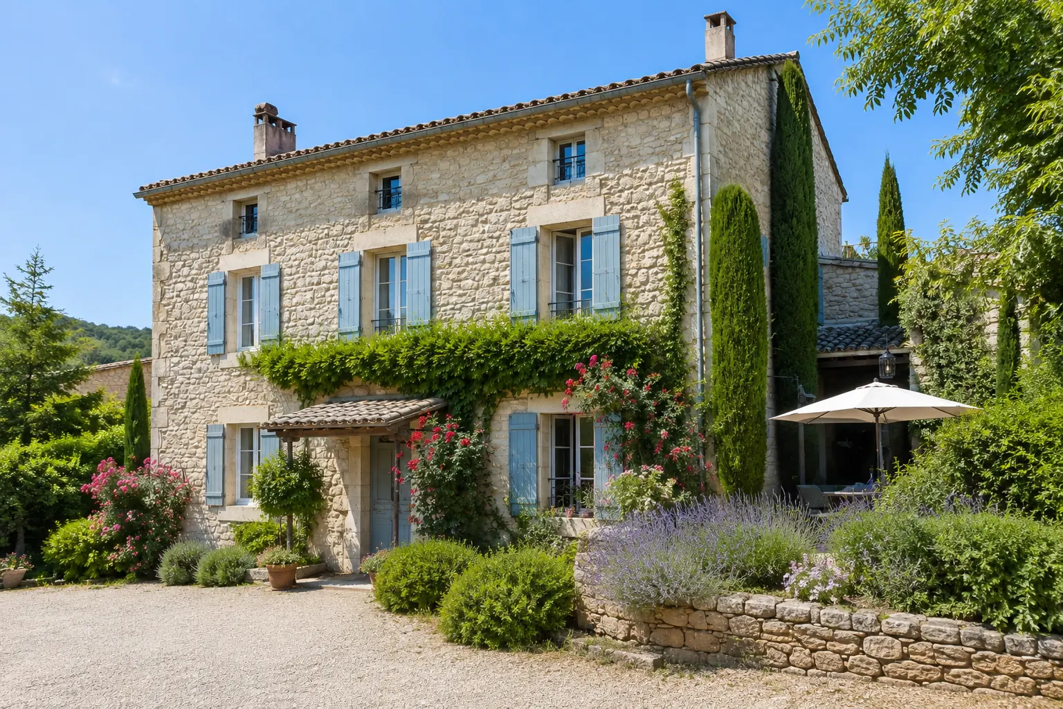 Façade d'une maison d'hôtes avec sa terrasse et son jardin